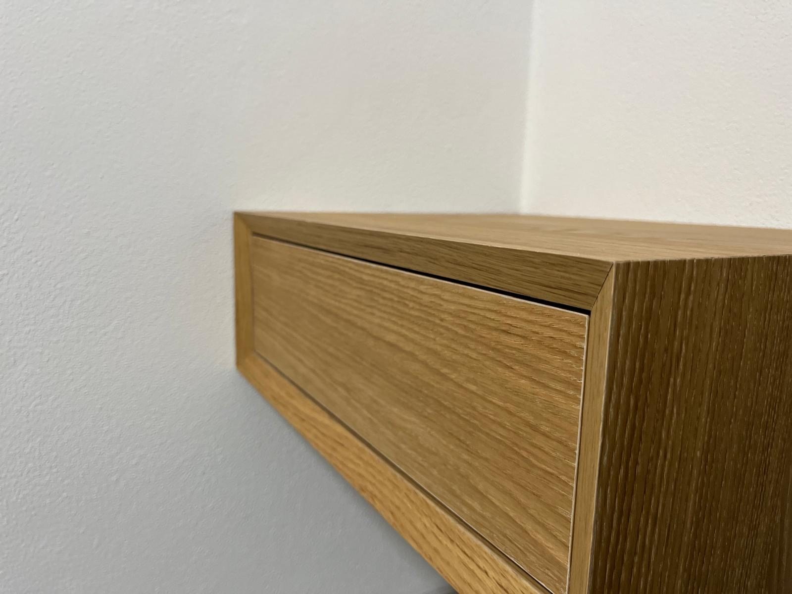 Detail rohu dubového nočného stolíka spojeného na pokos