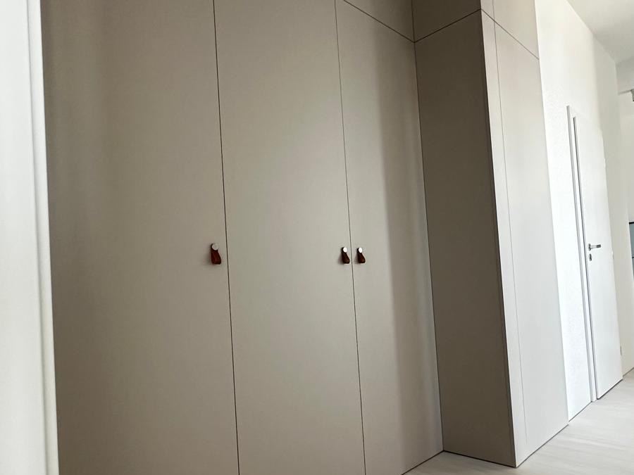 Vstavaná skriňa na chodbe s koženými pútkami